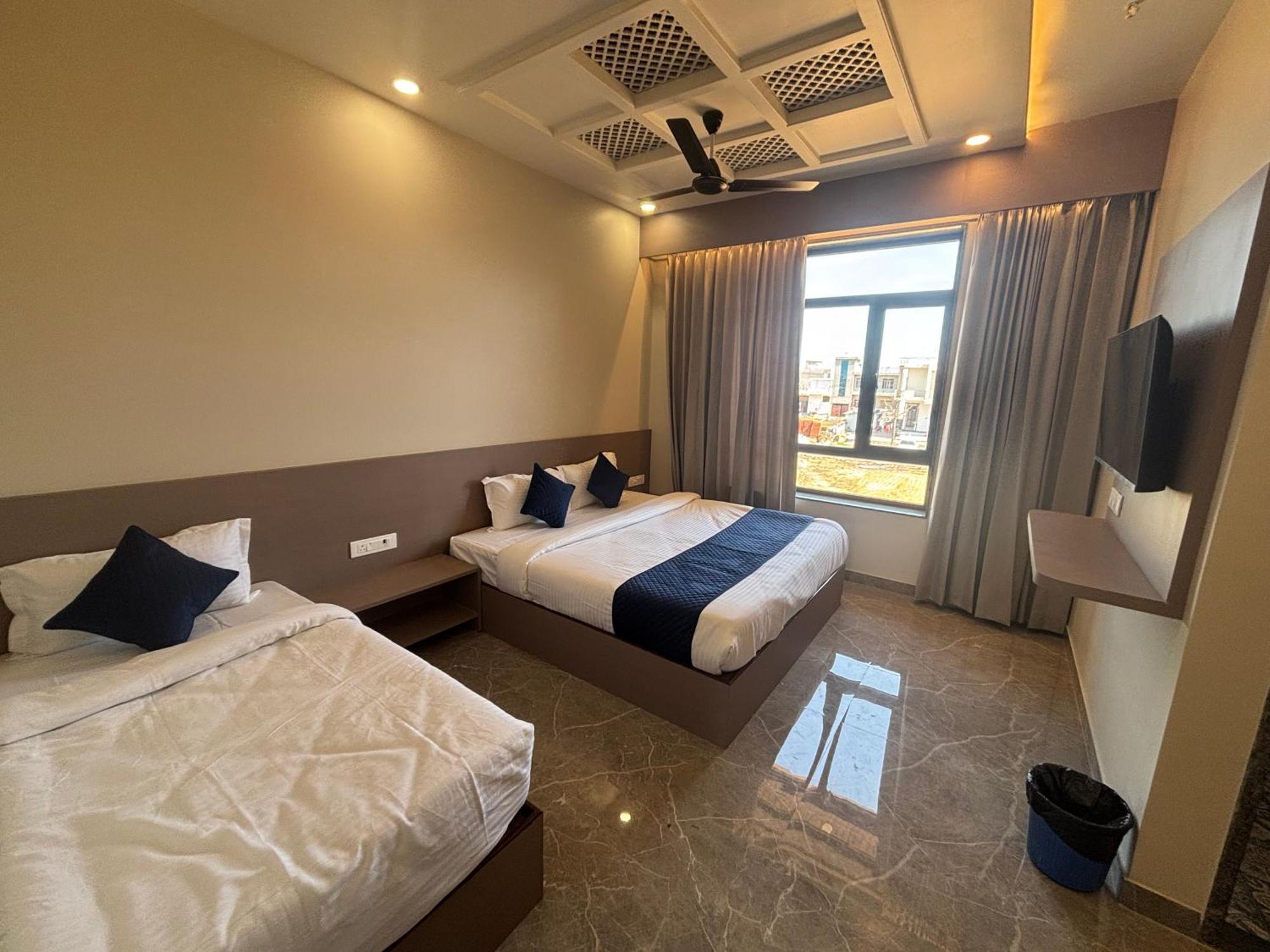 Hotel Sisodiya Palace Khātu Exteriör bild